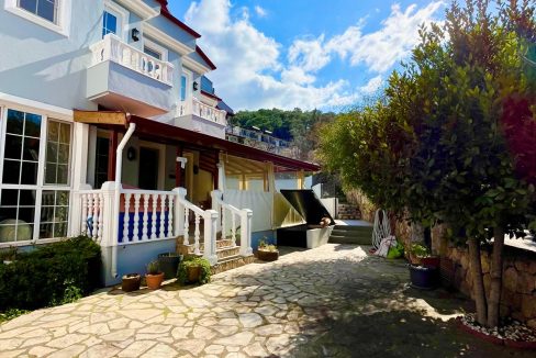 sue cats villa.html2