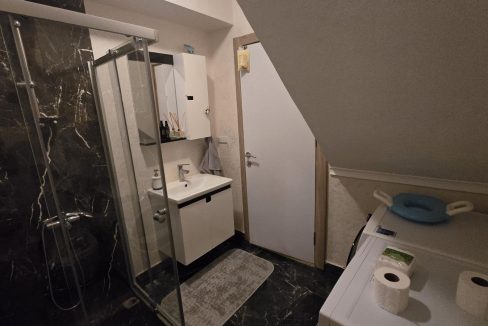 avm apt 33