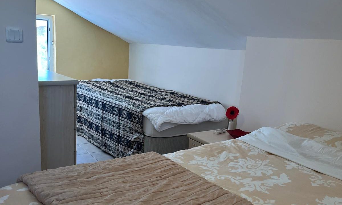 james sevan 2 bed apart.jpg38