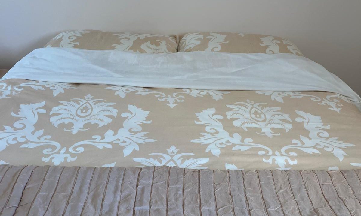 james sevan 2 bed apart.jpg40